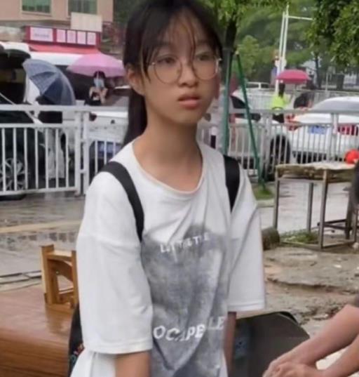 求职|17岁女学生独自外出打暑期工，找工作屡屡碰壁，脸上神情令人惋惜