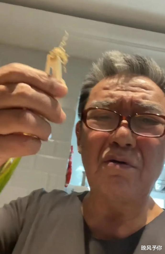 李立群|老戏骨李立群表示:吃开水拌饭也行,女儿跟着我受罪,心里不好受