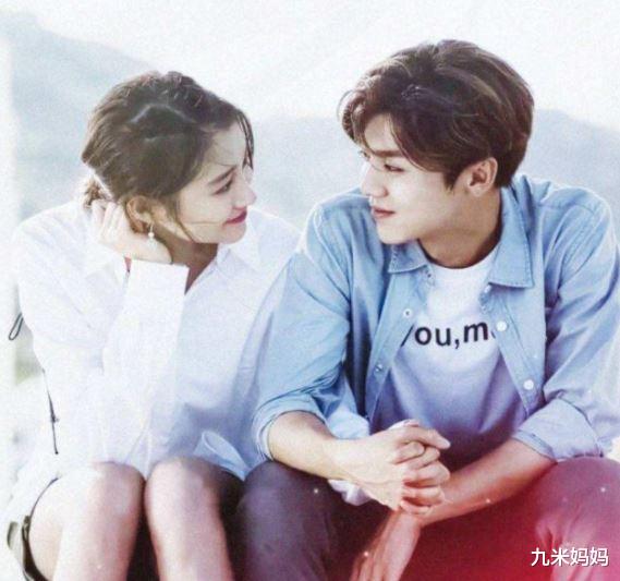 霍思燕|关晓彤穿空姐服，一双大长腿太显眼，和张小斐同款坐姿更显迷人