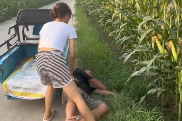 男子喝醉酒被妻子用三轮车拖走,一路都在喊小丽,结局悲催了