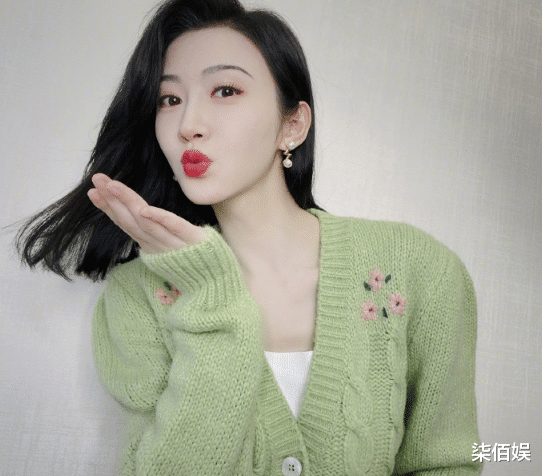 景甜|景甜立夏四连拍,冷白皮好优越,上演甜美捧脸杀少女感十足