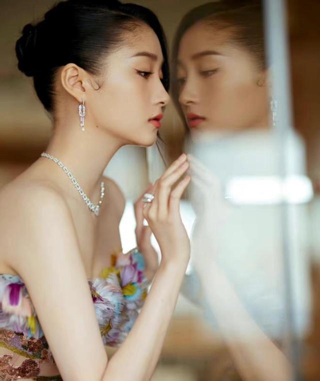 毛戈平 关晓彤飞天奖高定花朵裙，网友：服装像鸡毛掸子？发型拉夸显头小
