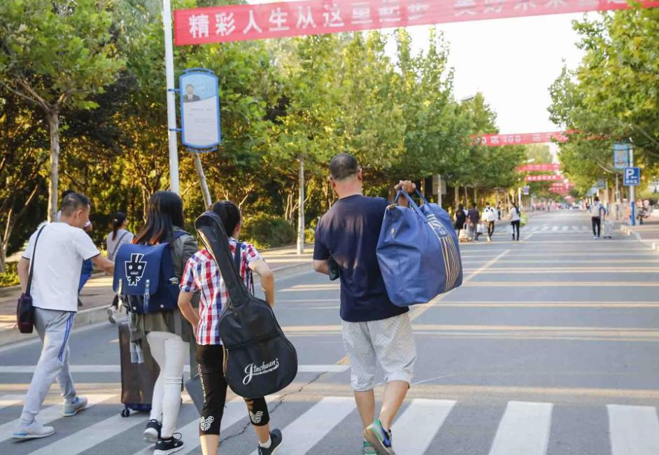 大学生被子晒出新花样,校长看后哭笑不得,古人都能被“气活”