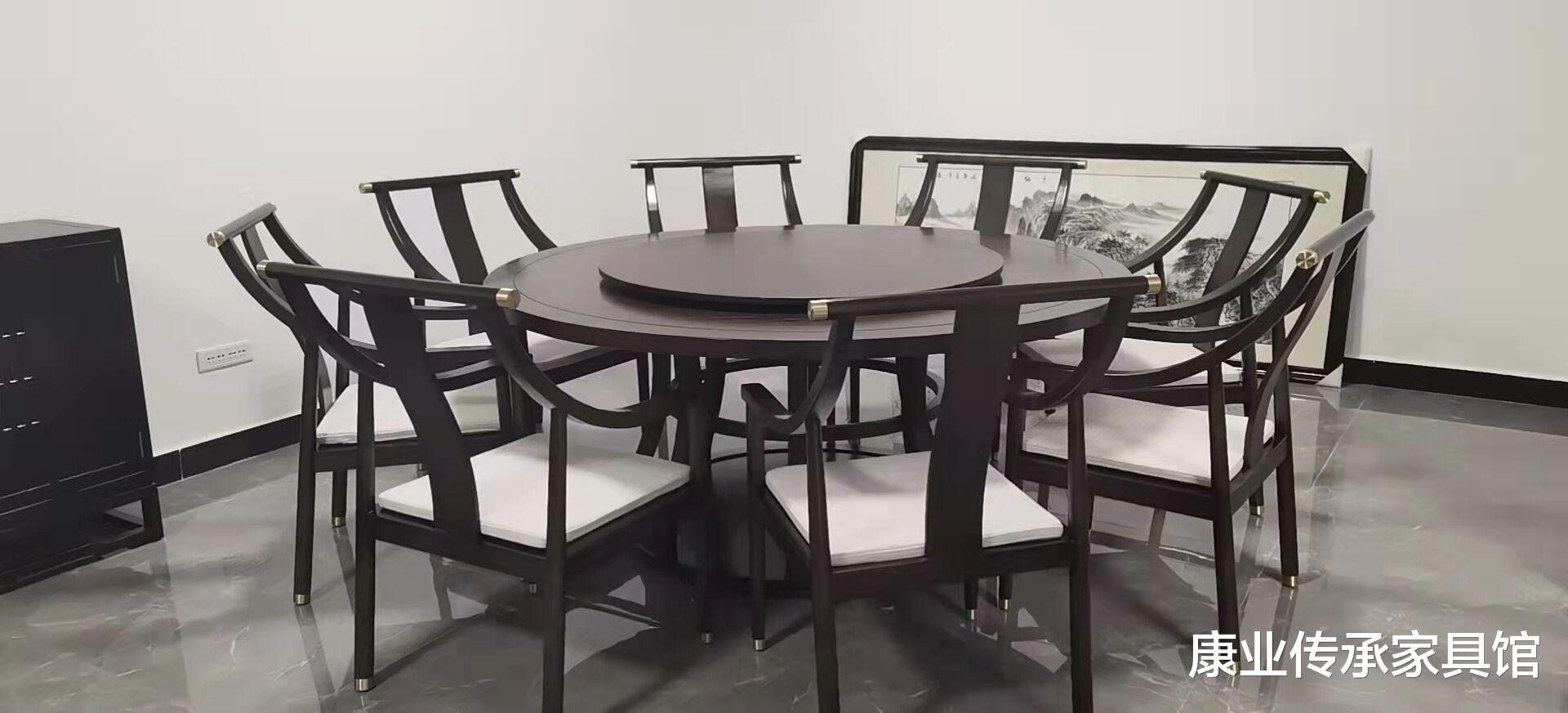 新中式实木家具糅合了东西方美学精华元素,营造儒雅意境