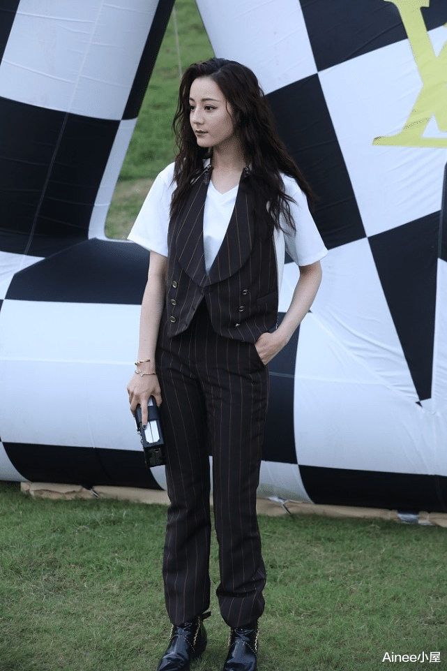 迪丽热巴穿条纹都这么美，长风衣配T恤热裤，身材好得没话说