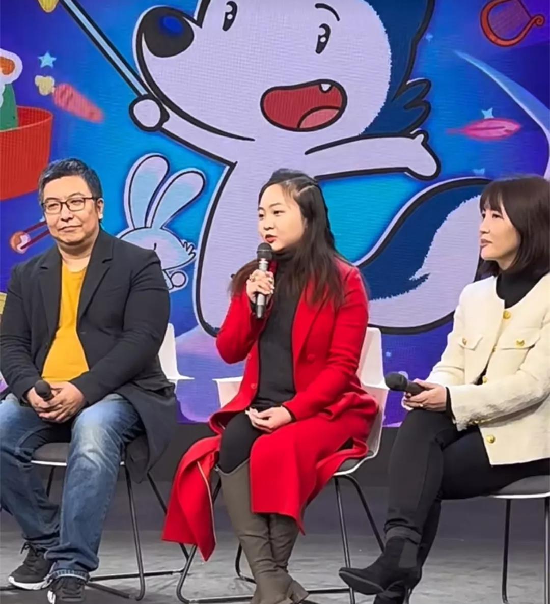 林妙可|23岁林妙可练空中瑜伽双脚扭成麻花，圆身的她的确不适合镜头