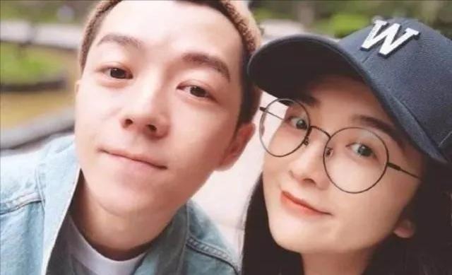 王栎鑫|33岁王栎鑫又恋爱了?手牵高颜值女友街头约会,女方甜蜜喊其老公