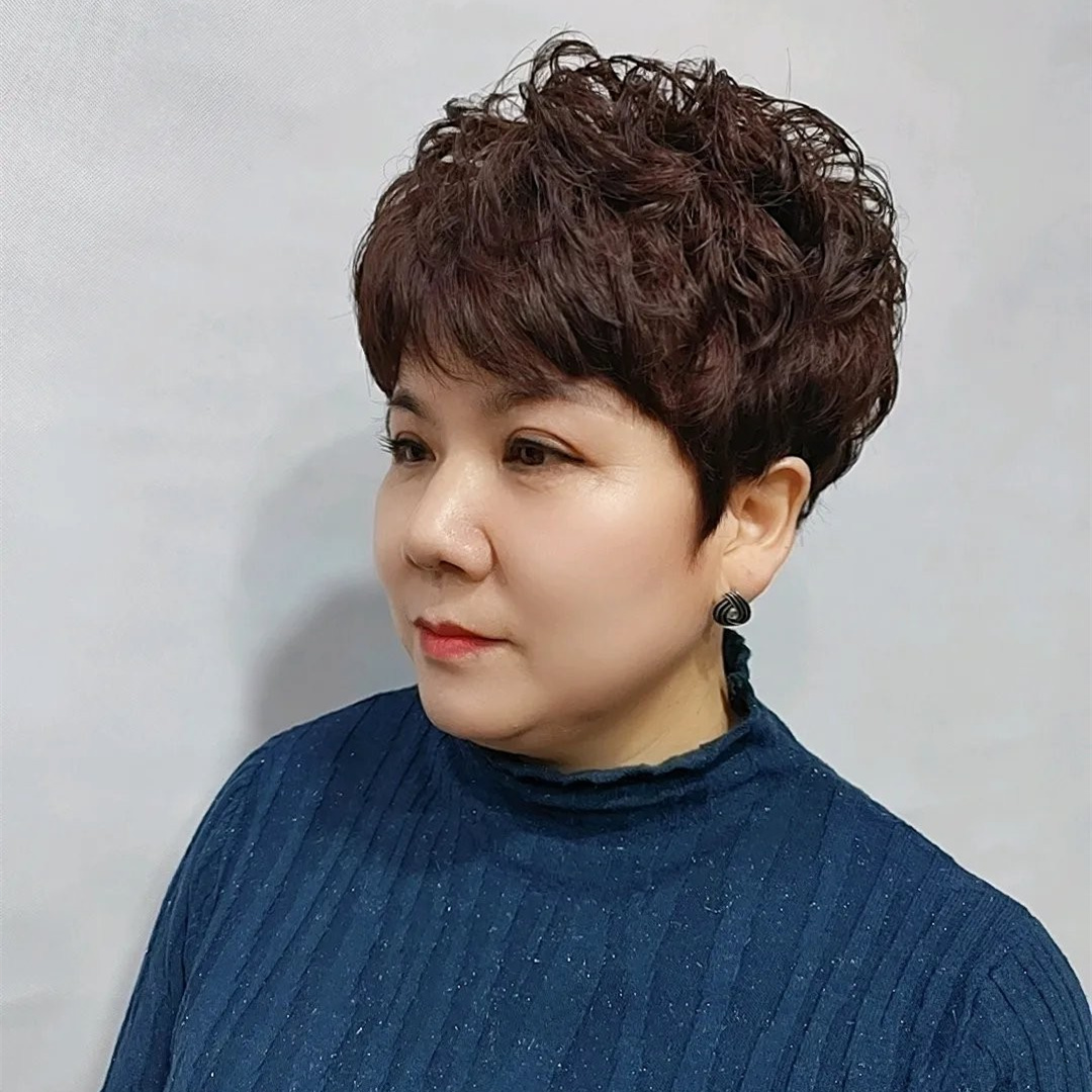 60岁的女人要远离“老年款”，显老又土气，这样做发型时尚又减龄
