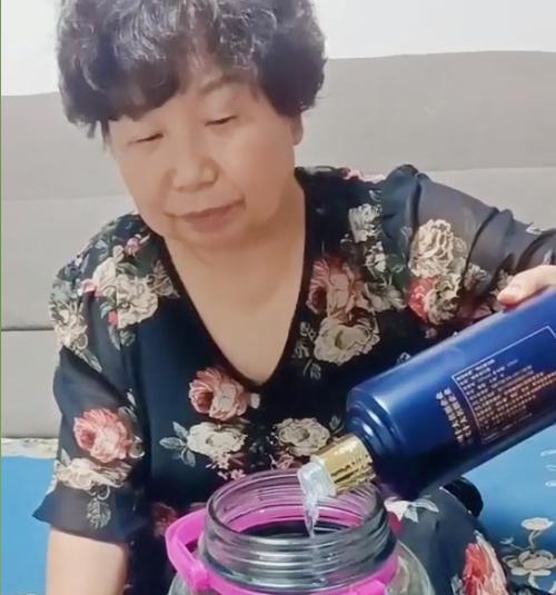 大娘去平台门口闹事,还写文章艾特老总,网友表示这是被利用了