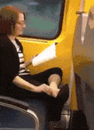 00后|路过程序员办公室,突然看见这画面,忍不住用手机拍了下来,哈哈哈哈~