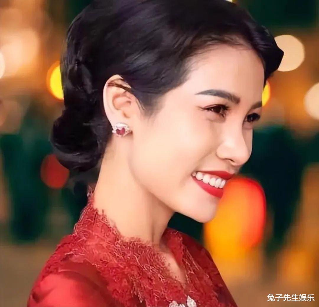 诗妮娜|诗妮娜这次亏吃大了，晒车窗照片证明自己还在皇宫，但意义并不大