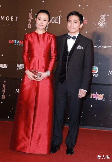 刘嘉玲|刘嘉玲和梁朝伟同框,穿红裙高贵明艳似女王,梁朝伟被衬成铁憨憨