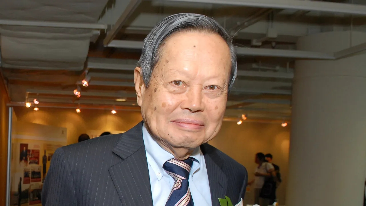 牛顿晚年研究神学,杨振宁承认造物主存在,科学的尽头是玄学?