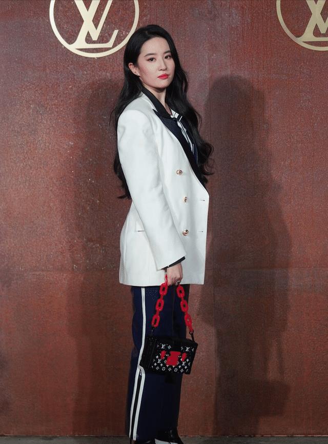 lv LV大秀！三代谋女郎同场，周冬雨章子怡翻车，舒淇钟楚曦用力过猛