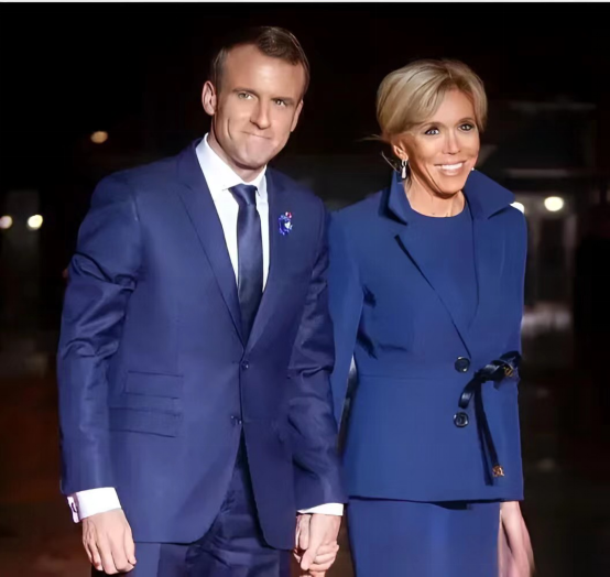 埃马纽埃尔·马克龙|马克龙拉着手带老婆度假，69岁的布丽吉特身穿露背迷你裙，好甜