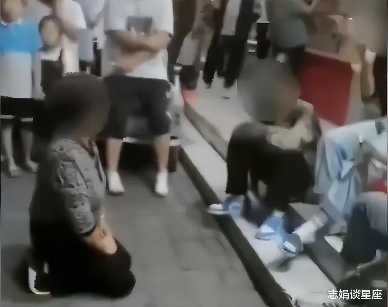孙子被打不敢上学,老人当街给初中生下跪求放过