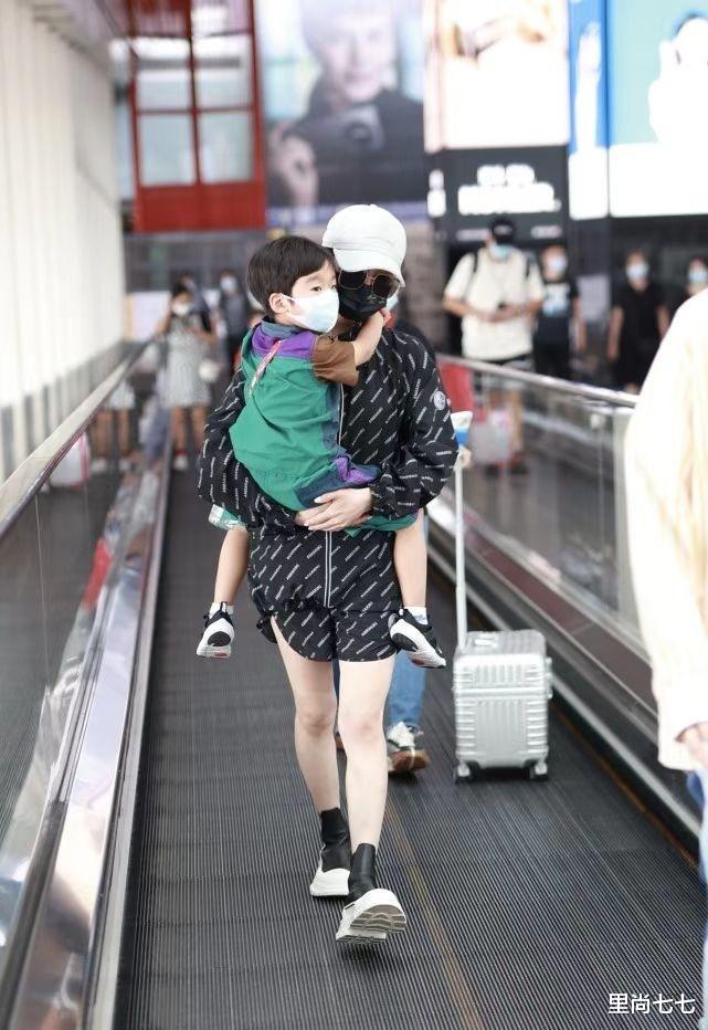 谢楠带儿子走机场，穿运动装肌肉腿堪比运动员，儿子眉眼超像她