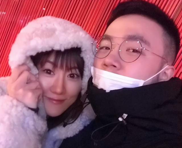 巴图|宋丹丹儿媳住20万月子中心！全家合影笑开花，4岁大儿子虎头虎脑