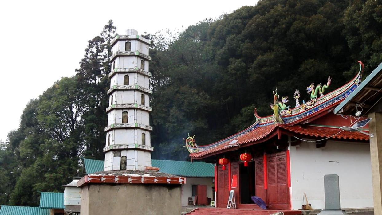 |福建大山发现神秘寺庙，建造在高山悬崖之上，终年笼罩在云雾之中