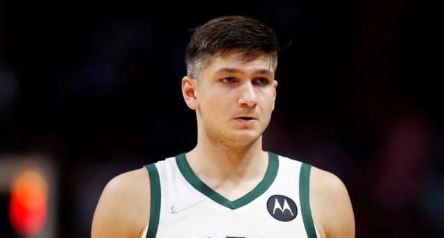 轰37+7+6！字母哥打爆格兰特！单场17分8篮板，雄鹿真不该交易他