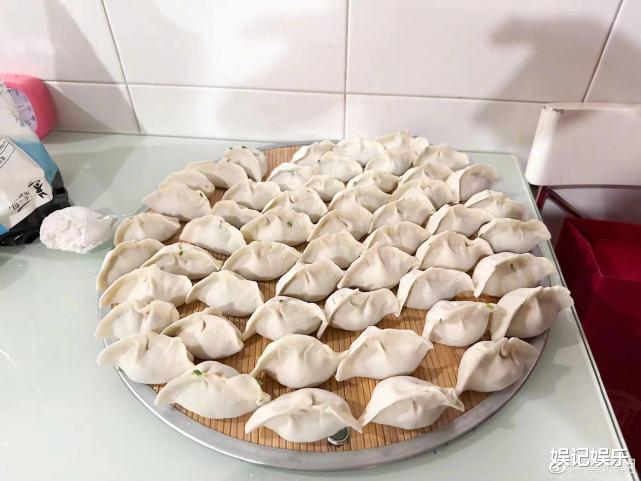 黄晓明|好温馨！黄晓明全家在上海过节，带着儿子小海绵一起包饺子