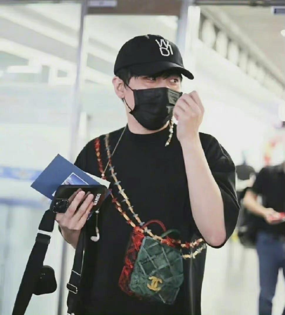 何九华|王鸥何九华疑似同居,男方逛街后开车去女方家中,“姐弟恋”好甜