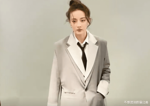 楼舒婉|热巴拍宣传片秀一字马,未p图筷子腿优越,自嘲是“学姨”笑得好傻