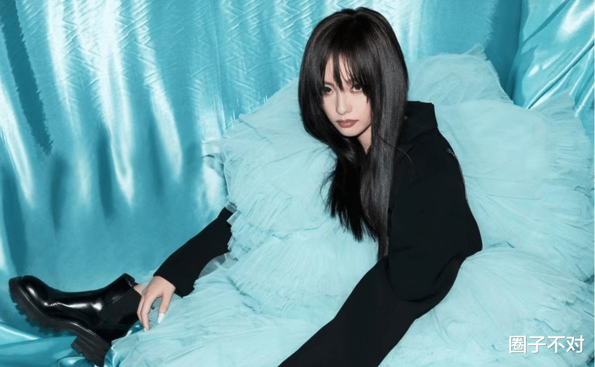 李玟|紧身衣、高筒袜,女星舞台造型杀疯了!穿高定唱跳,撩得人心痒痒