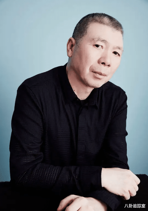 冯小刚|冯小刚疑似全家回国过年,发长文吐槽环境差,暗讽张艺谋多此一举