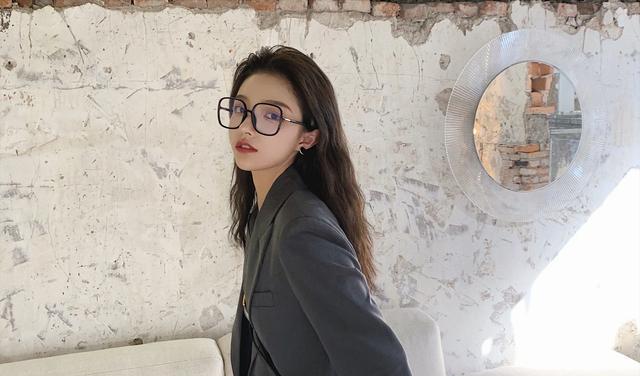 王思聪|王思聪再遇真爱？继王颖“幻想的爱情”后，甘愿为任慎婕拎包