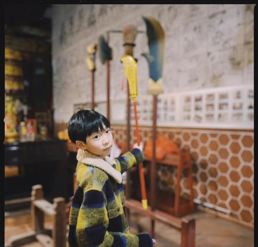 姚晨|姚晨带孩子回老家过年,素颜吃席皮肤松弛,与荧幕形象差距大