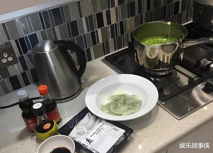 费翔|61岁费翔晚年生活曝光，自曝仅有2只猫做伴！