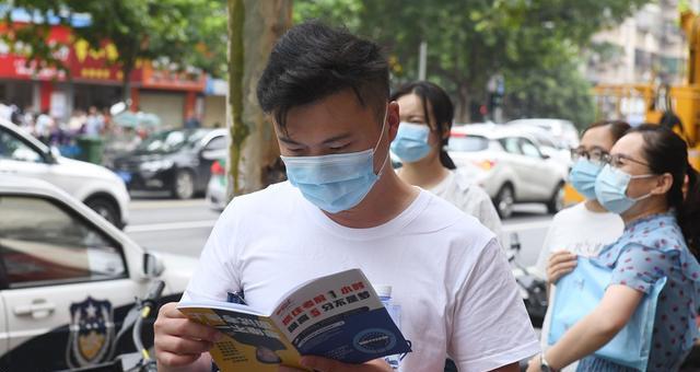 教师|两个新教师入职,一个到办公室,另一位被安排当班主任,哪个好?