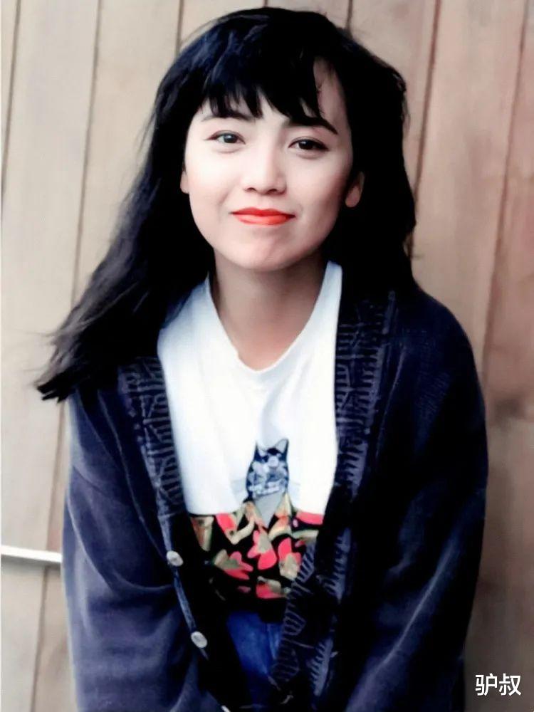 邓萃雯|因「不伦恋」被全港封杀，流氓大亨为她当街下跪：第一恶女终于回来了！