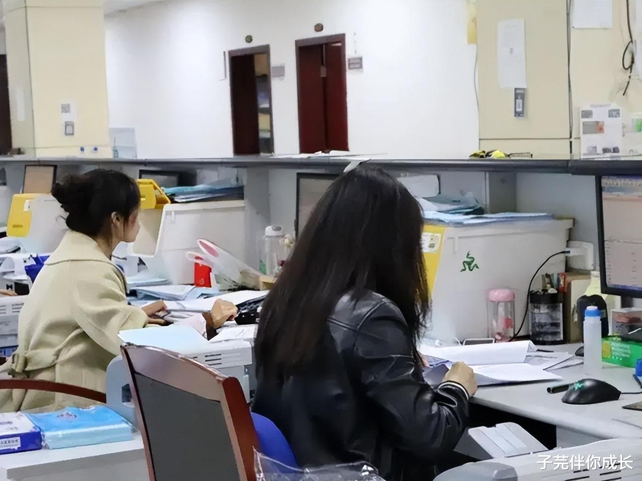 00后|00后到点下班拎包走人，老板正在开会一脸懵，同事的眼神亮了