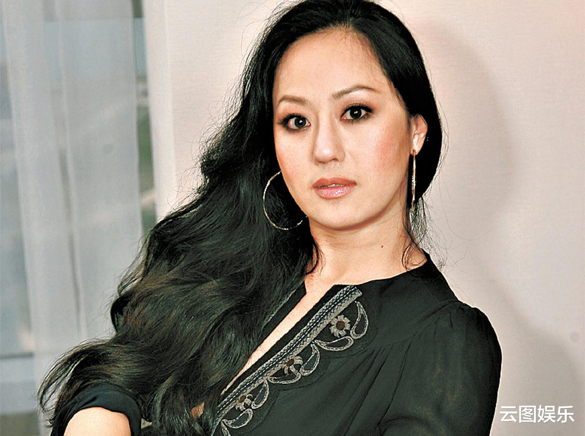 章小蕙|58岁章小蕙穿花裙现身时装秀，同框网红气质不输，长居内地太滋润