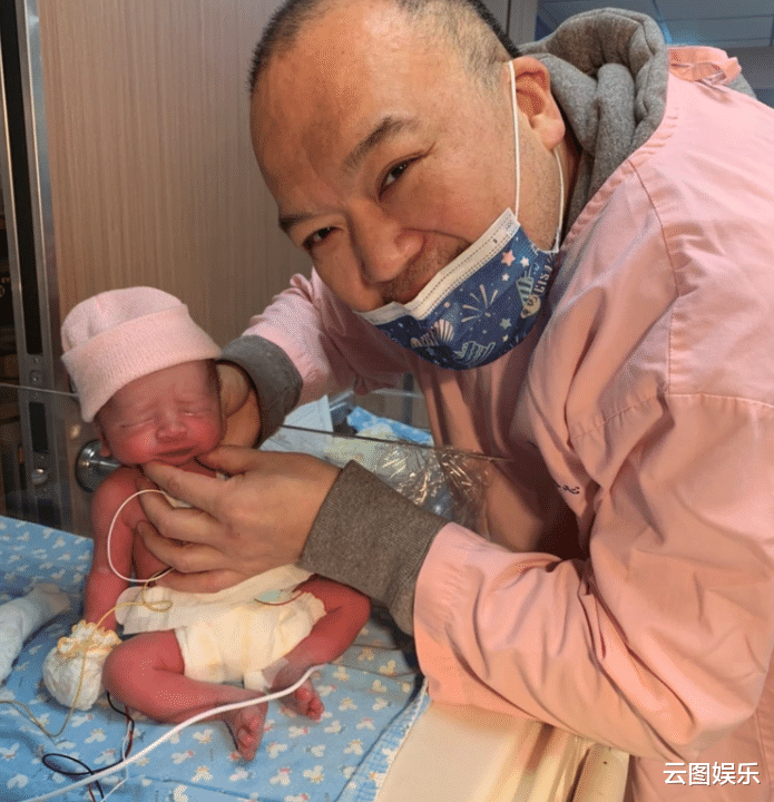 明金成|名导猝逝3个半月，遗孀为龙凤胎开派对众星现身，提亡夫不禁落泪