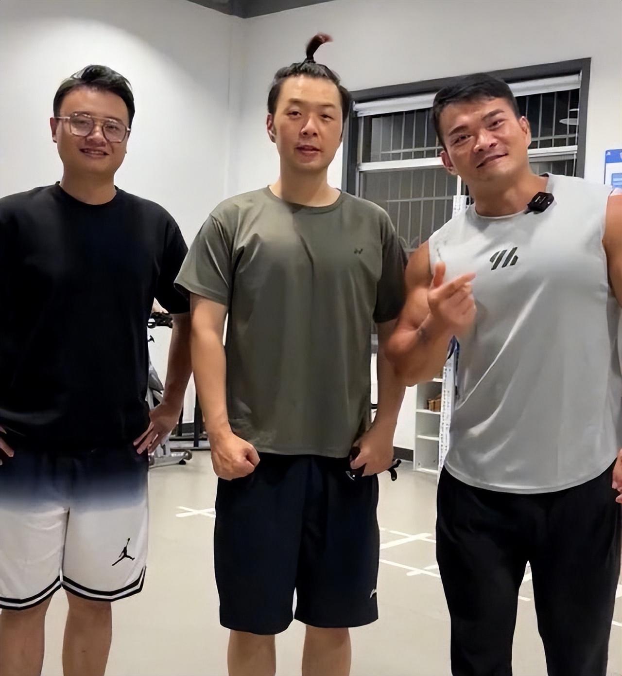 化妆 杜海涛素颜露面，瘦到变丑认不出，网友指他老得像身旁亲妈同龄人