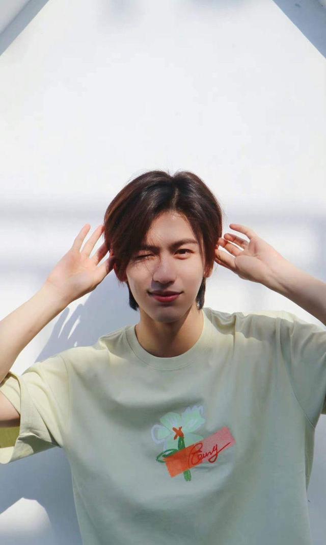 杨紫|从学生时就无数直拍的张凌赫!走路被拍报到被拍,土过胖过没丑过