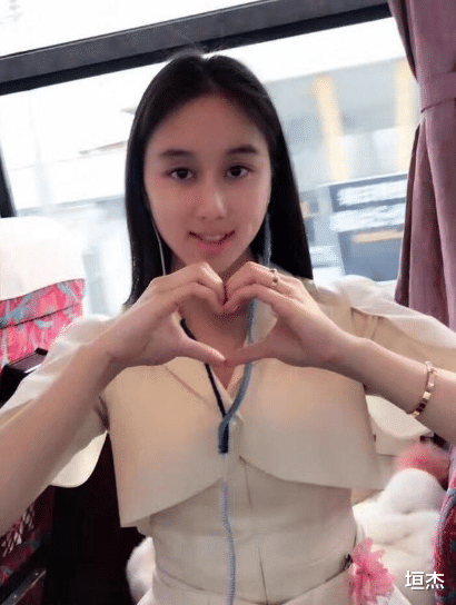 何超欣|“天选之女”何超欣:赌王最宠爱的女儿,长相酷似利智惹质疑