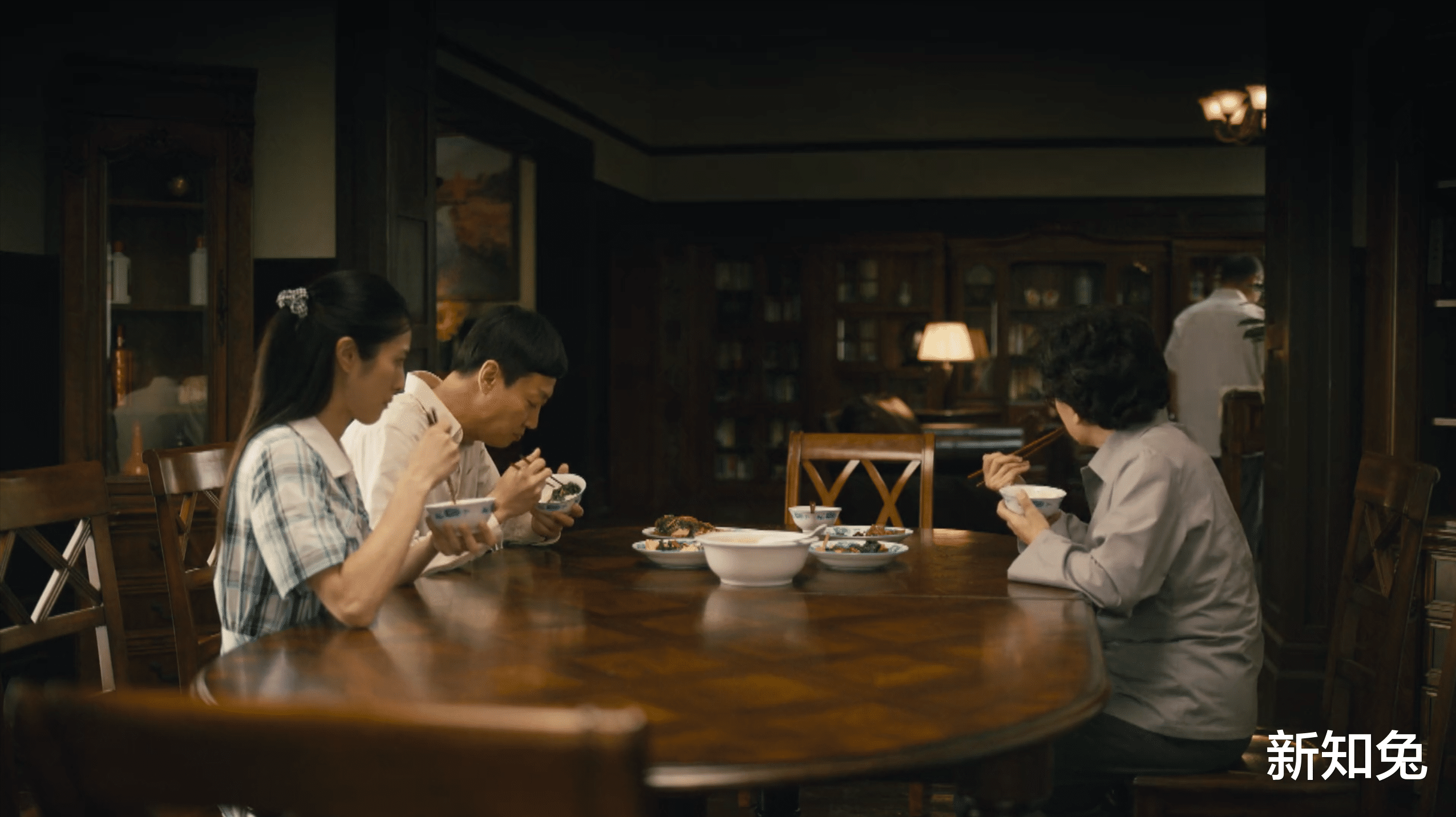 周秉义|三看人世间,才发现金月姬对周家冷漠的原因,藏在她说的一句话里