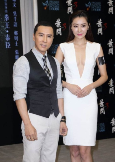 甄子丹|《乔峰传》路透:59岁甄子丹满脸疲惫尽显老态,休息时助理忙揉肩