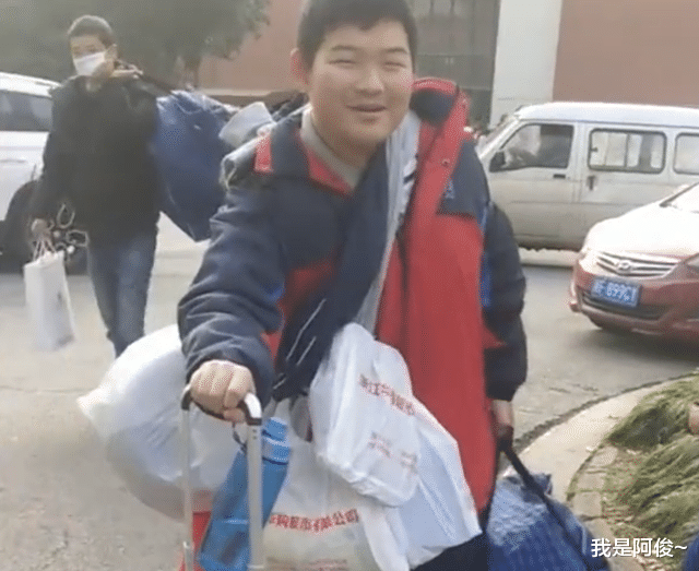 浙江一儿子放假回家扛8袋行李如同逃难,妈妈细看“挂绳”笑喷了
