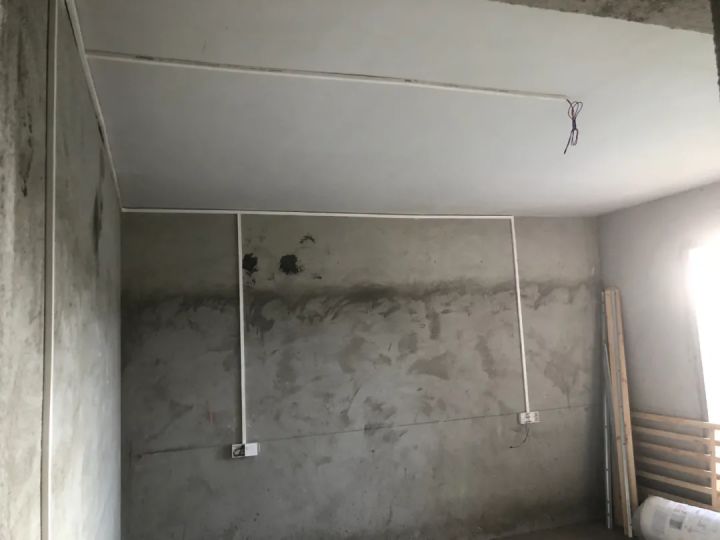 没钱装修，直接住进毛坯房，这对小夫妻的“赤贫风”意外火了