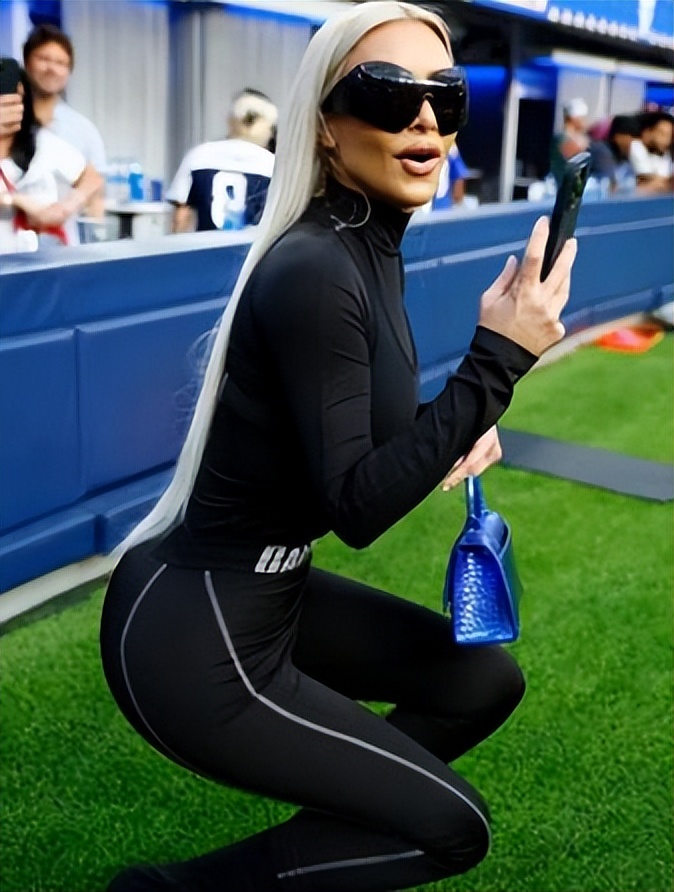 金·卡戴珊|卡戴珊带儿子现身球场!紧身运动服秀傲人身材!球迷争抢拍照留念
