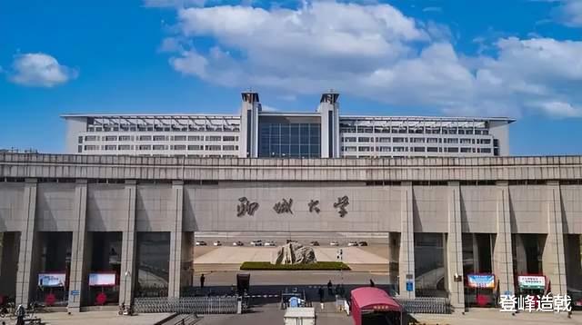 聊城大学包车送学生返乡,爆胎追尾、车门坏,上演真实版人在囧途