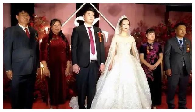 朱单伟|陈萌晒与朱单伟订婚照，前妻陈亚男发文内涵：我也是明媒正娶