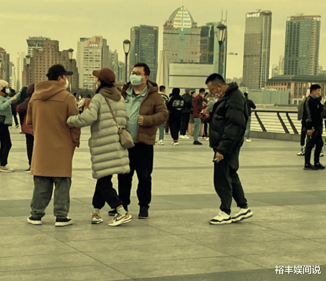 黄渤|黄渤乘坐游艇海钓被偶遇!一杆四条刀鱼,水平被赞大师级别