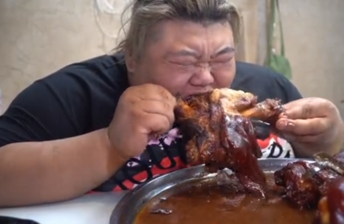 要钱不要命|要钱不要命的网红,胖猴仔满脸黑斑喘粗气,泡泡龙悲剧再上演?