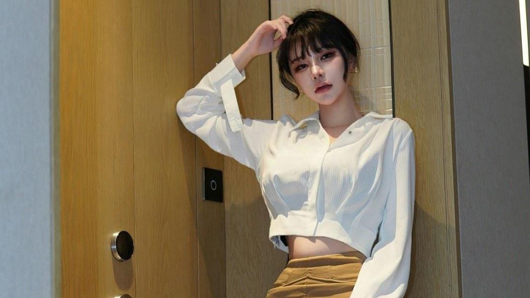 试题|清爽干净的白衬衫下搭姜黄色高腰短裙，穿出不一样的魅力